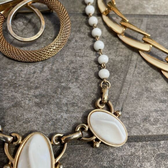 Vintage Monet plus other choker necklaces and a gold tone broach - Picture 9 of 13